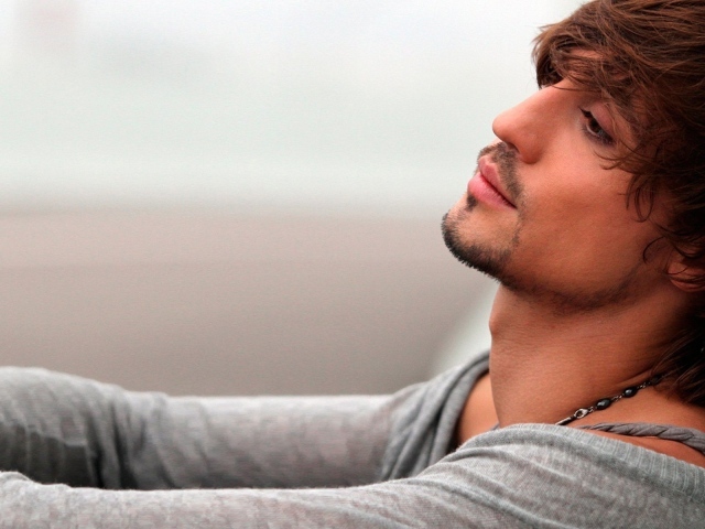 Дима Билан задумчиво смотрит