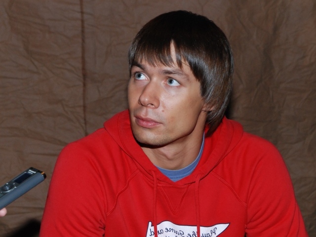 Стас Пьеха в красной олимпийке