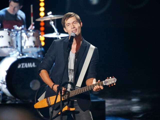 Стас Пьеха поет под гитару