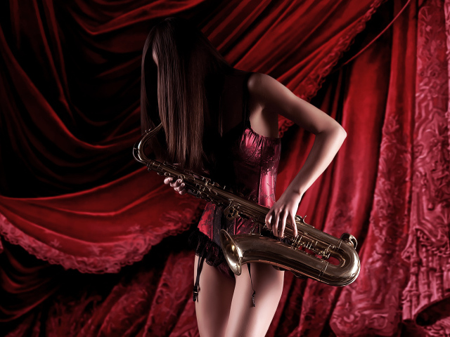 Девушка с саксофоном