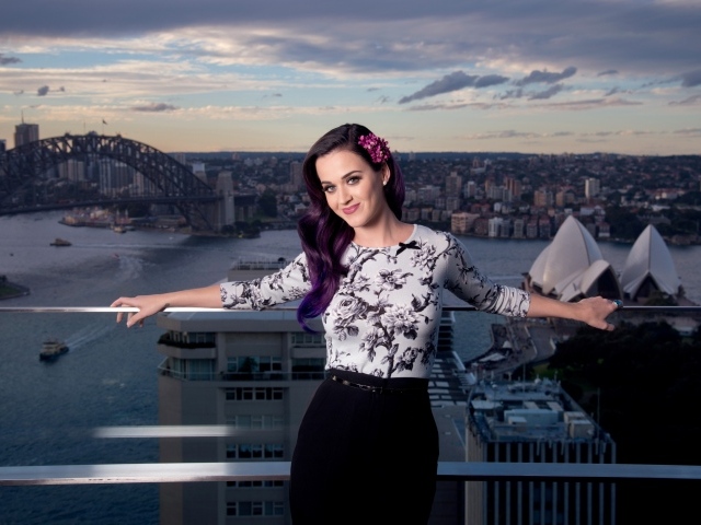 Кэти Пэрри на балконе