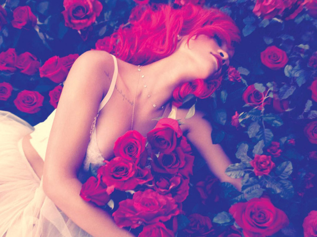 Певица Рианна в розах