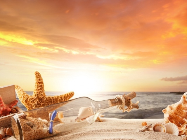 Бутылка с песком на пляже