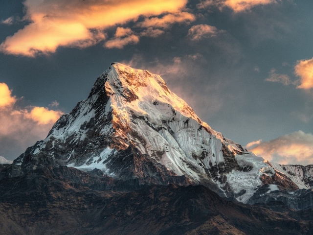 Горящие облака над вершинами гор