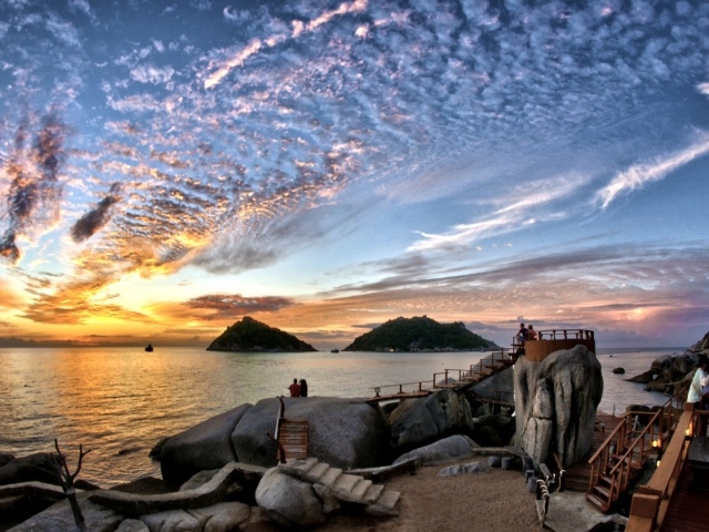 Пара на пристани заката