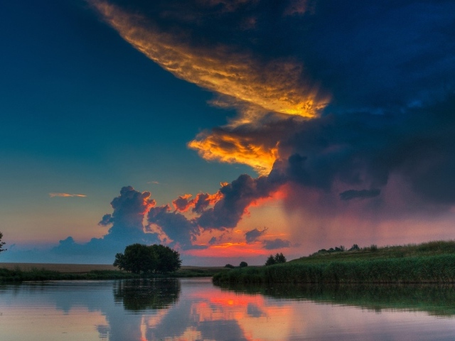 Закат на фоне реки