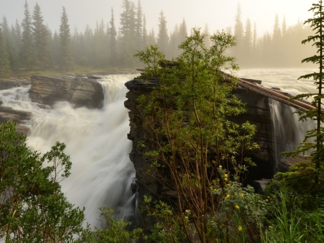 Водопад на камнях