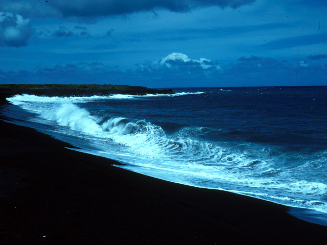 Пляж из черного песка