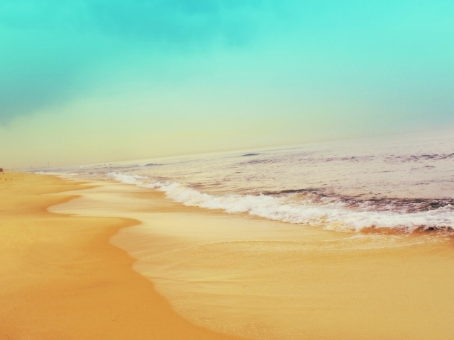 Пляж с желтым песком