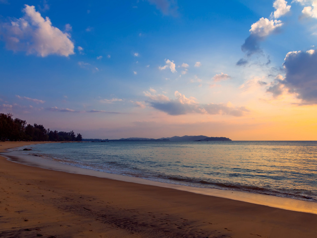 Спокойный закат на пляже