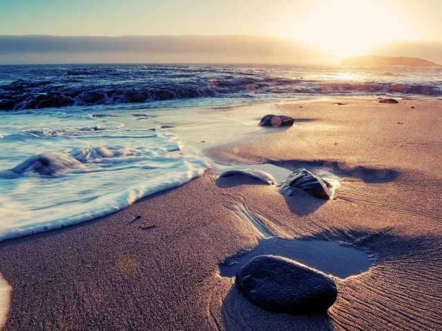 Ласковые волны на пляже