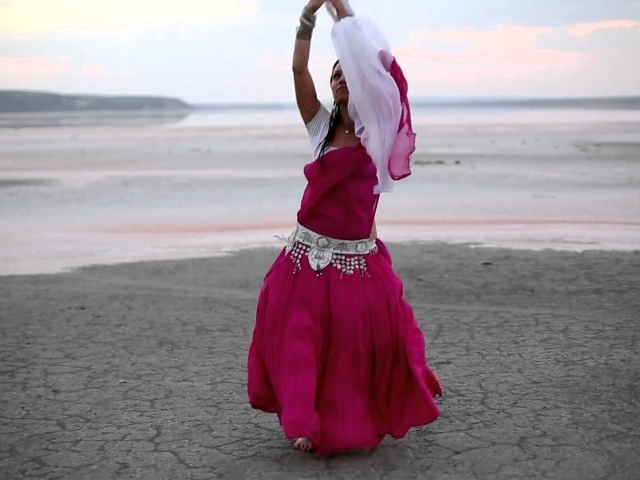 Танец девушки на пляже