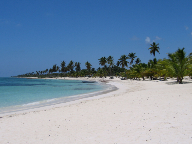 Красивый вид на белый пляж