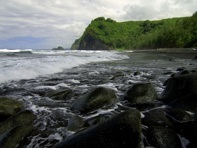 Каменистый пляж на Гаваях