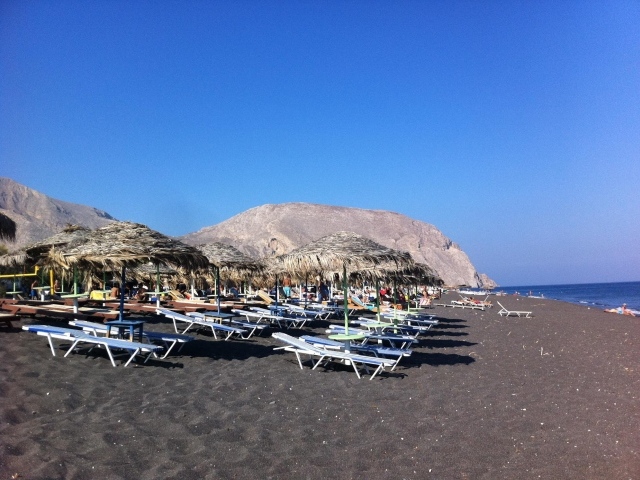 Отдых на черном пляже