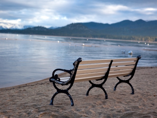 Скамейка на пляже