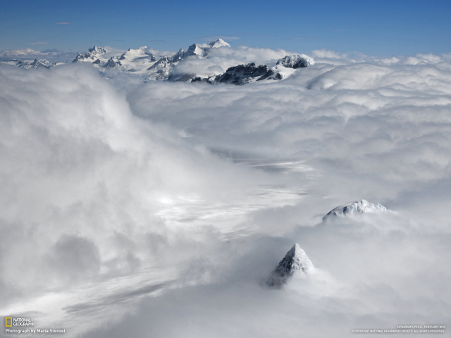 Вершины гор в облаках