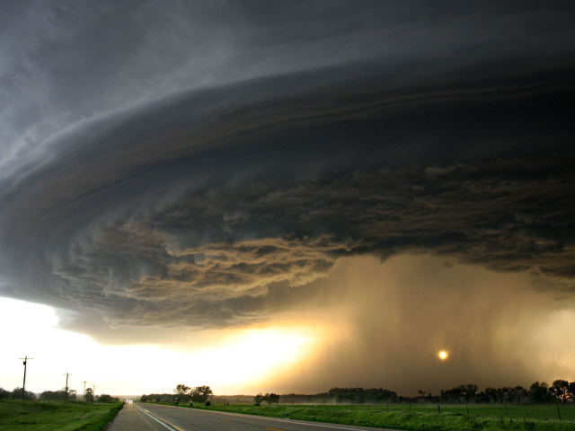 Торнадо у дороги