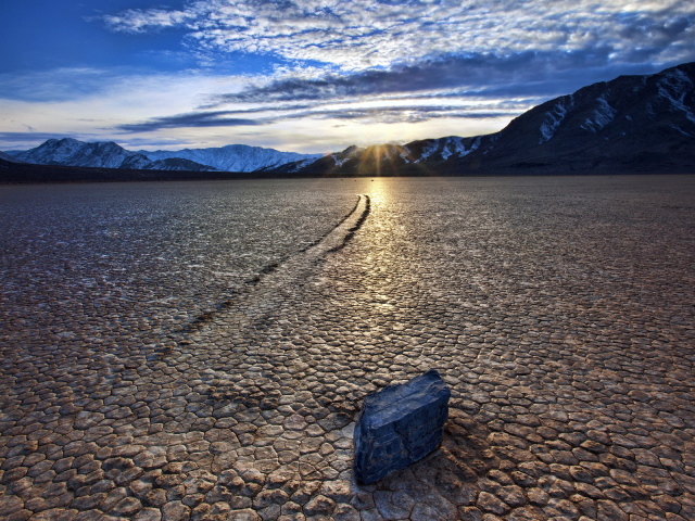 Камень в пустыне