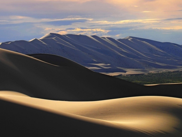 Песчаные барханы в пустыне