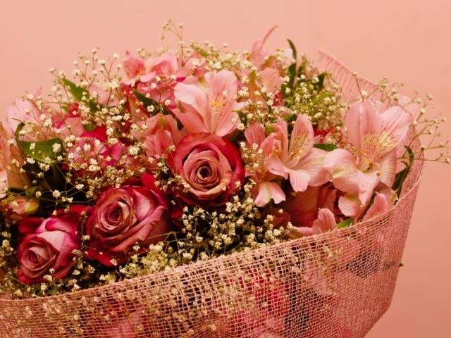 Корзина с букетом роз и гладиолусов