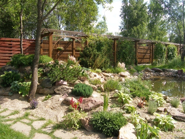 Красивая альпийская горка в саду