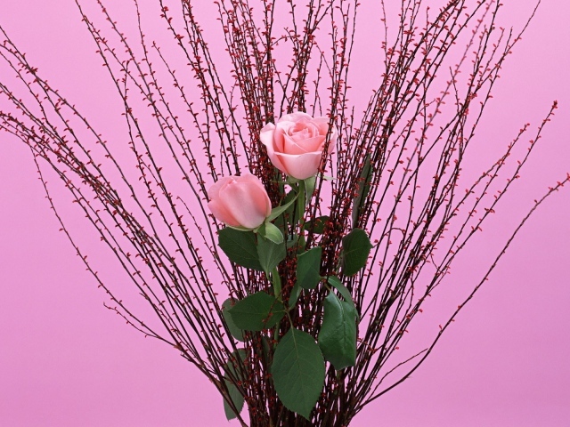 Букет из веток и роз