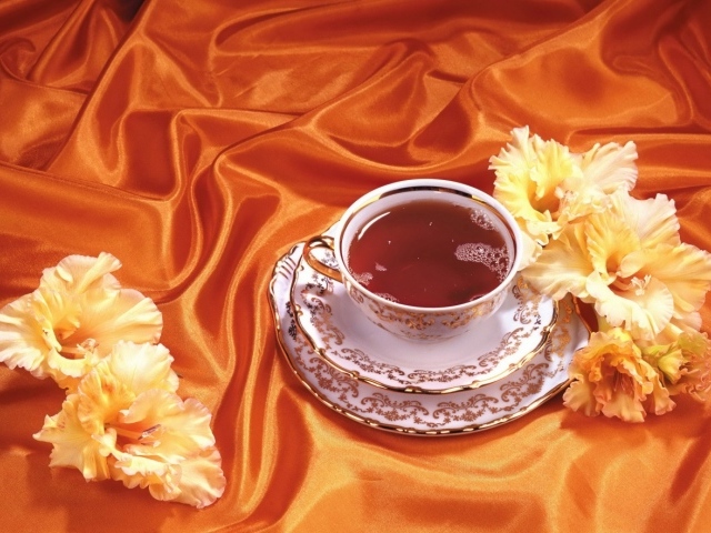 Чашка чая с гладиолусами