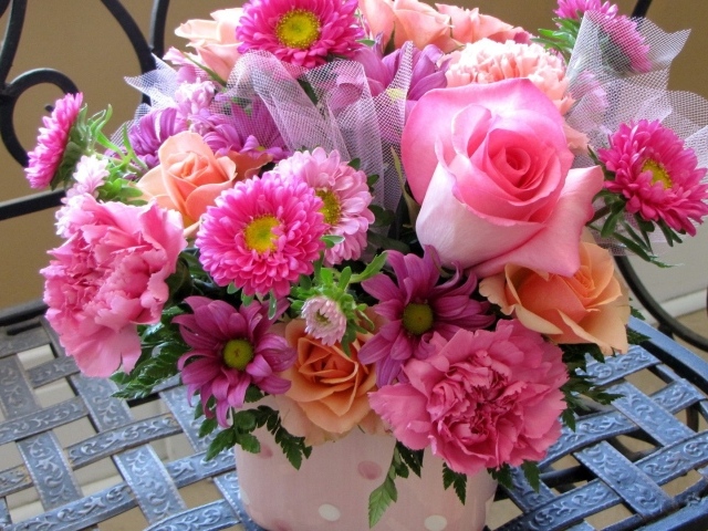 Цветы на кованном стуле