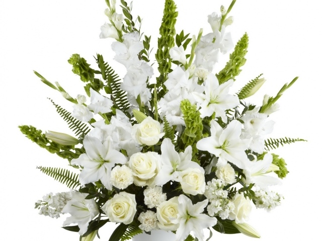 Великолепный букет белых гладиолусов