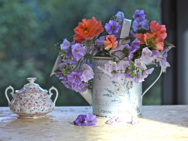 Букет цветов и сахарница