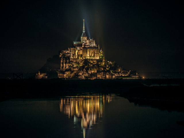 Замок на острове