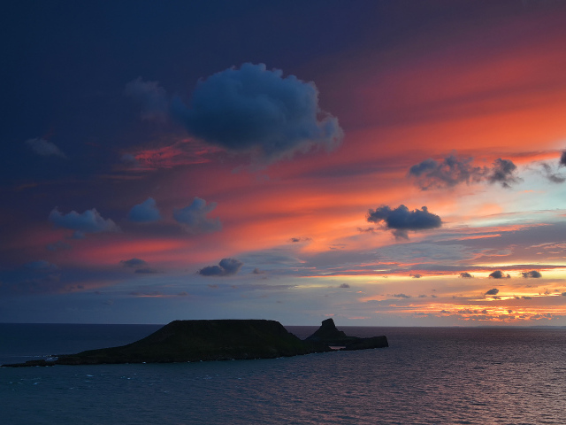 Одинокий остров в море
