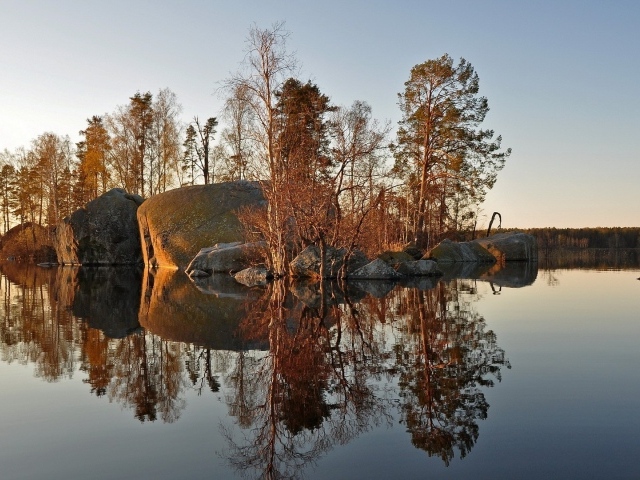 Каменный остров на озере