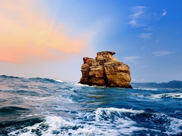 Каменная скала в море