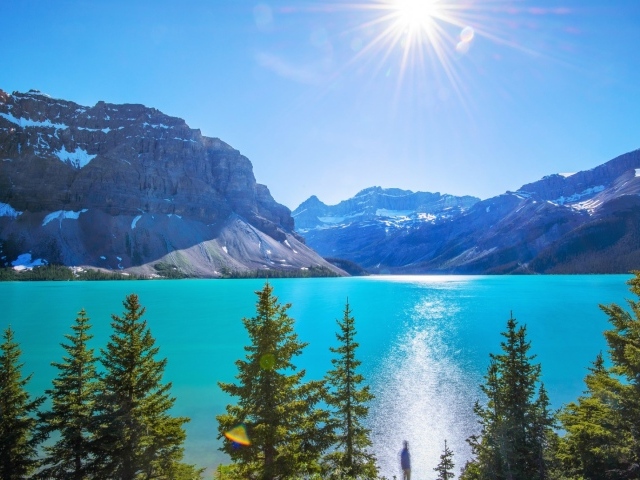 Горное озеро в лучах солнца