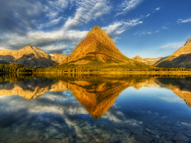 Горы освещенные солнцем и озеро