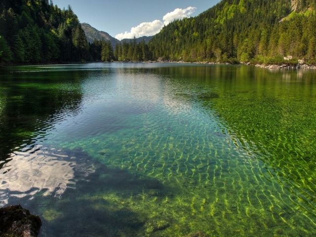 Тихое озеро среди гор