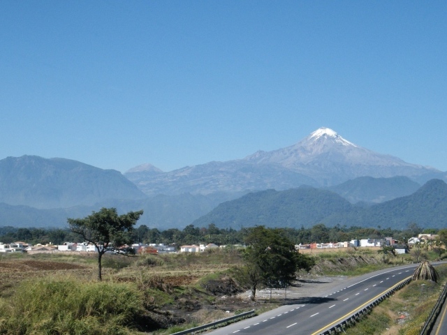 Белоснежная вершина горы