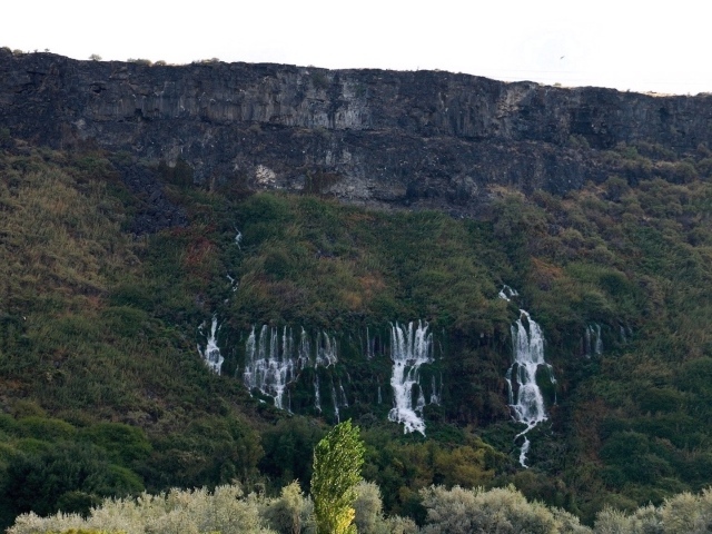 Потоки воды текущие с гор