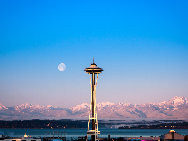 Башня на фоне гор