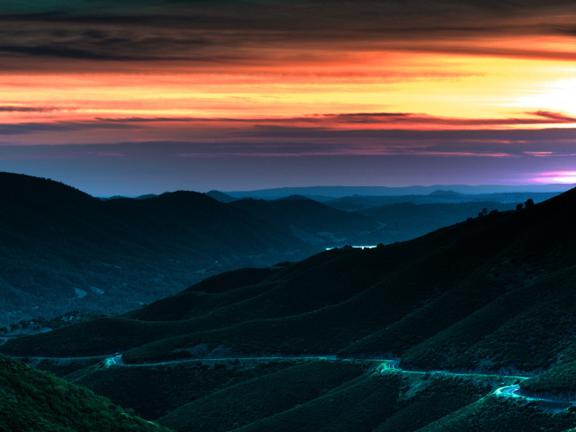 Дорога на склоне горы