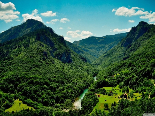 Зеленые горы и река