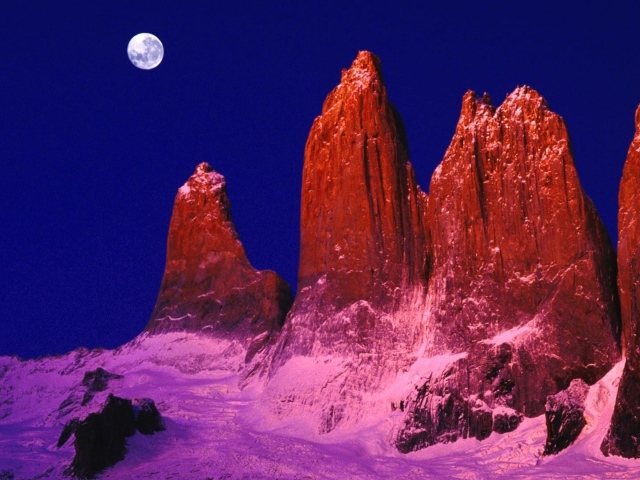 Луна над скалами