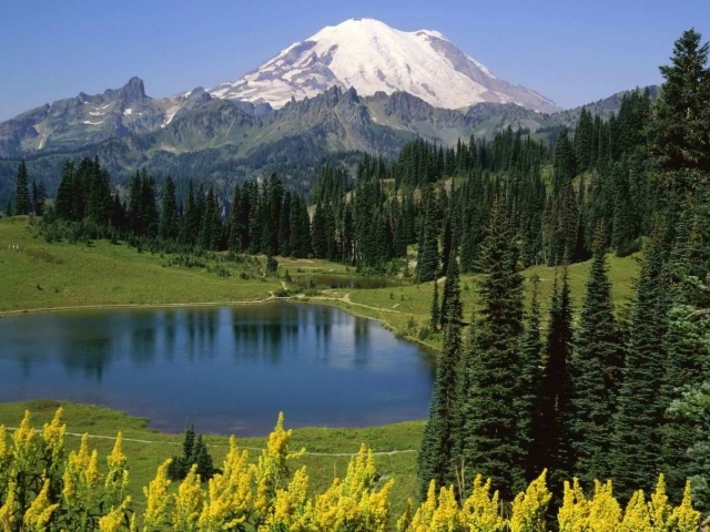 Небольшое озеро в горах