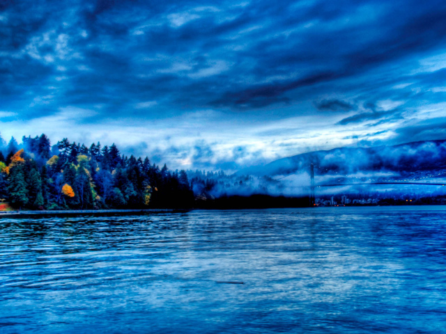 Синие сумерки на озере