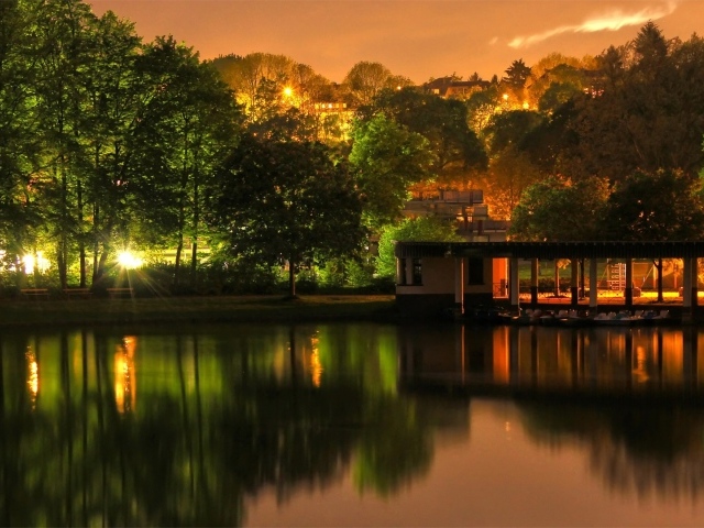 Золотой вечер на озере