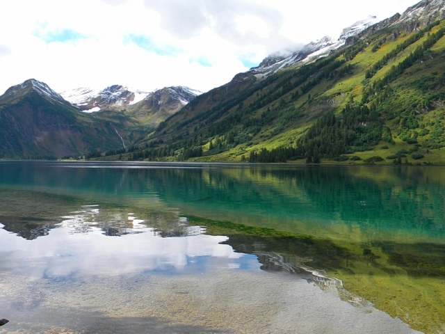 Озеро в горной долине