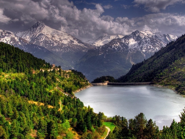 Озеро в горной долине
