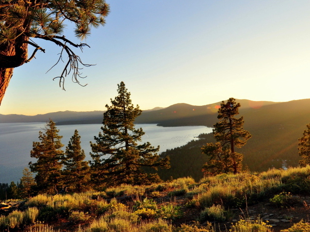 Лучи заката над озером